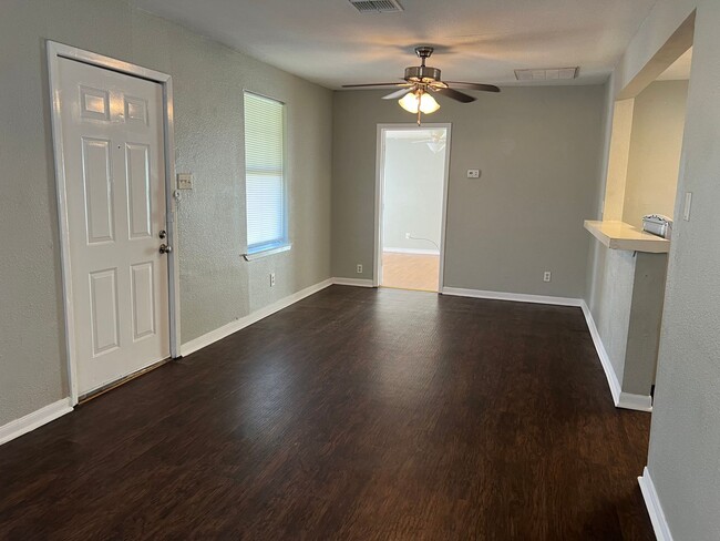 Building Photo - FOR LEASE  2 Bedroom, 1 Bath with Washer D...