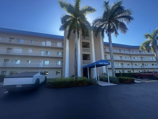 Foto del edificio - 14831 Park Lake Dr