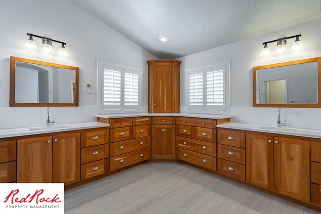 Building Photo - Spectacular Home with Newer Paint and Carp...