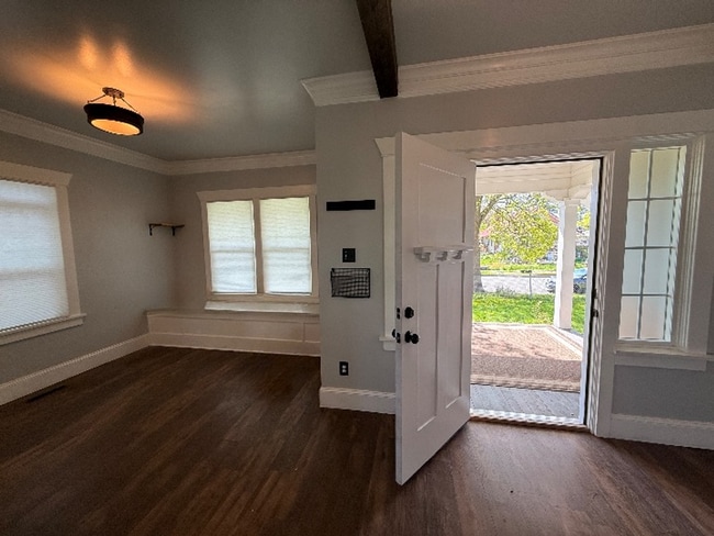 Foto del edificio - Remodeled 3 Bed 2 Bath Spokane Home w/ Large Fully-Fenced Yard + Huge Chicken Coop/Run & Garden!