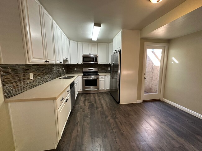 Building Photo - 2027 Sunset Cliffs Blvd