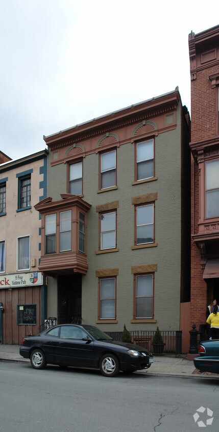 Building Photo - 106 3rd St