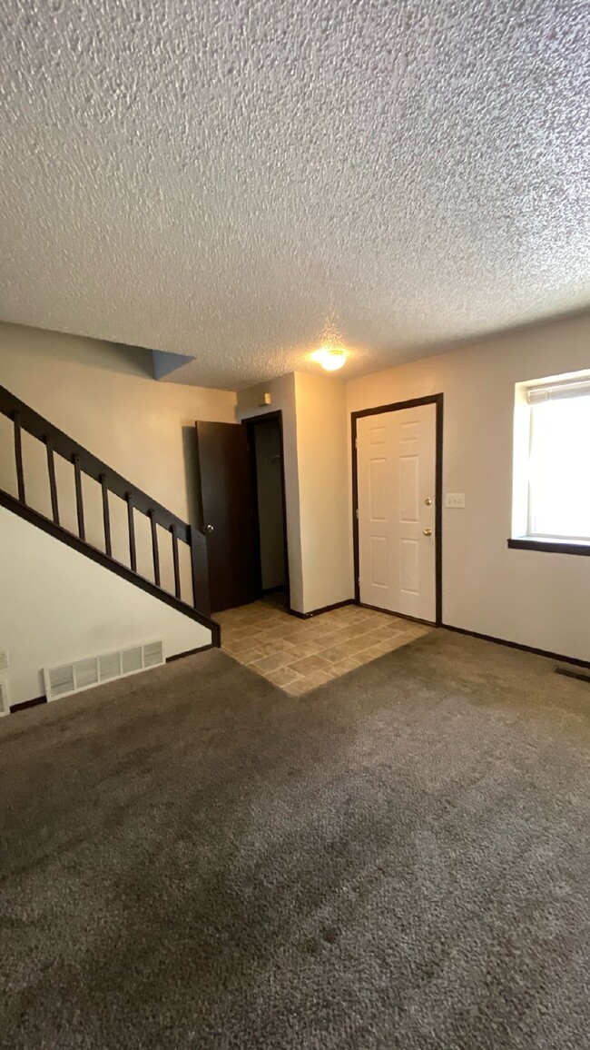 Building Photo - 2 bedroom townhouse - Mineola C