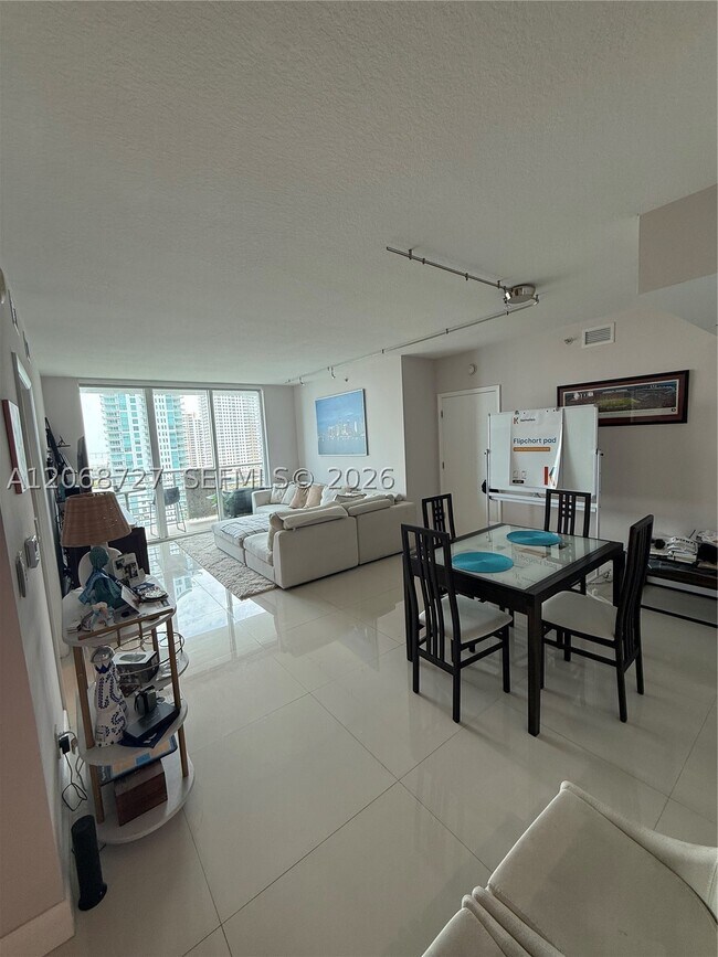 Foto del edificio - 335 S Biscayne Blvd