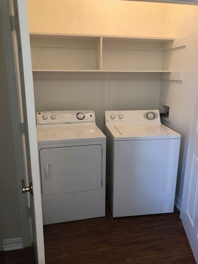 Building Photo - 2 BEDROOM TOWNHOME IN DENTON