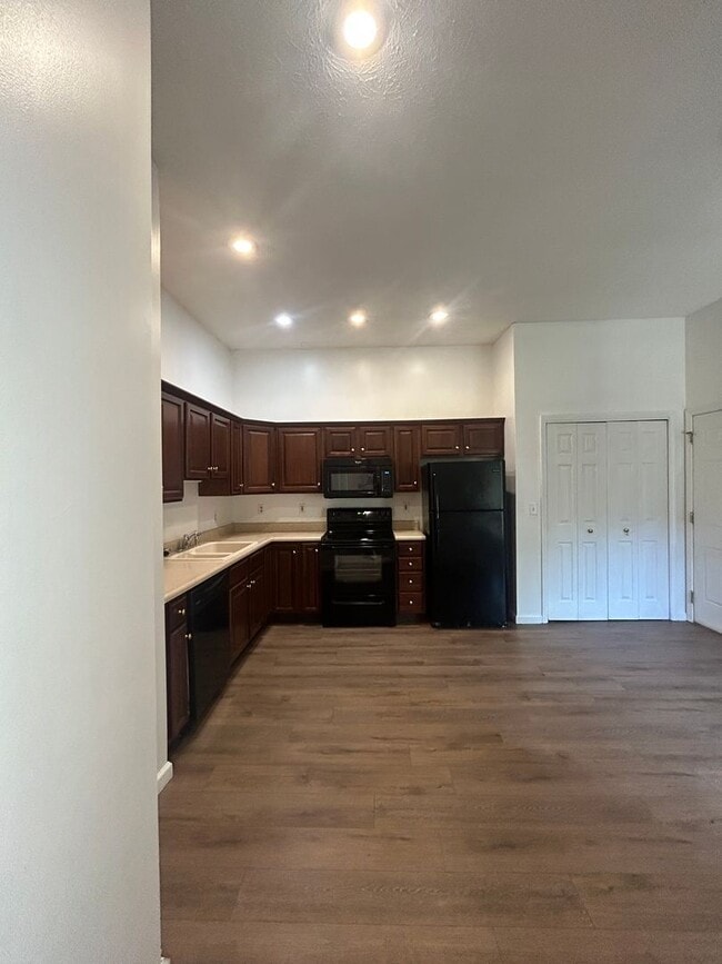 Building Photo - 3 Bedroom, 2 Bath Duplex