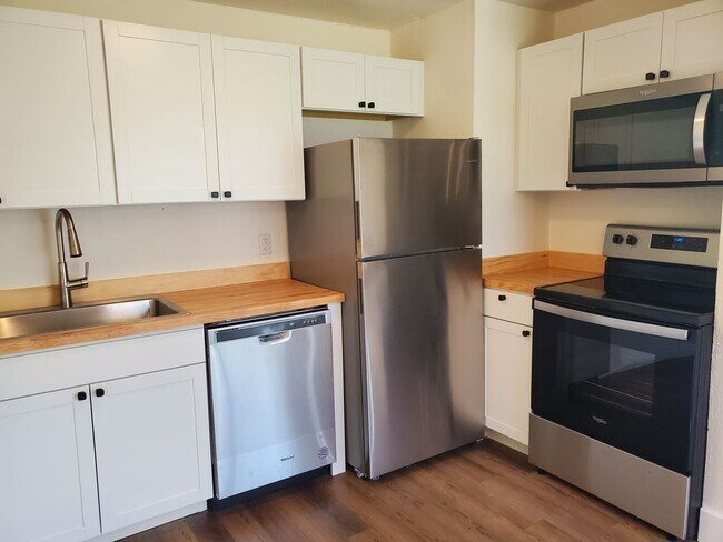 Building Photo - Recently Remolded Duplex