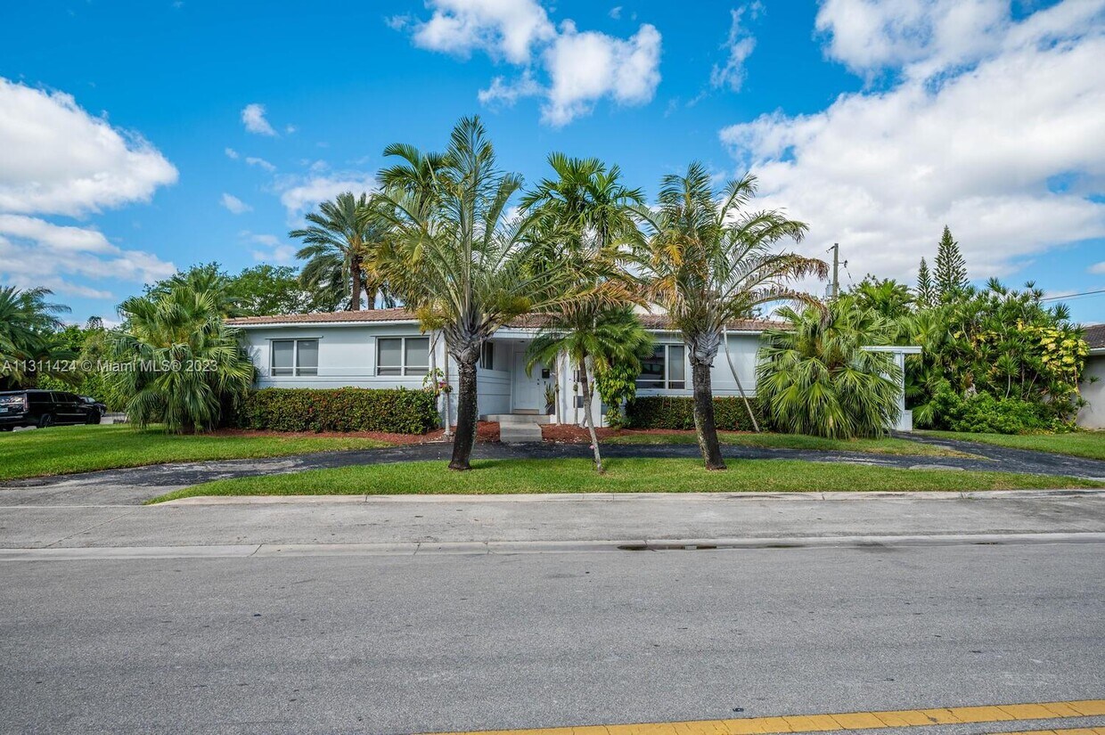 Foto principal - 9520 E Broadview Dr