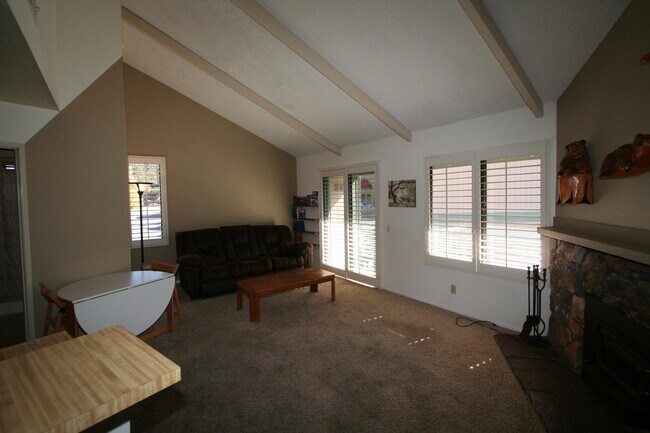 Foto del edificio - 760 Blue Jay Rd