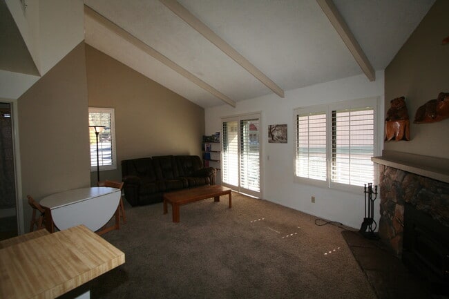 Building Photo - 760 Blue Jay Rd