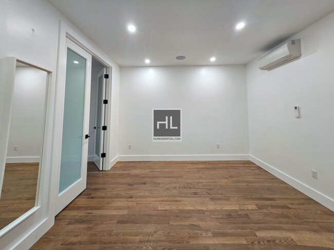 Foto del edificio - Spacious 3BR 1.5 bath  in  Bedstuy-Bushwic...