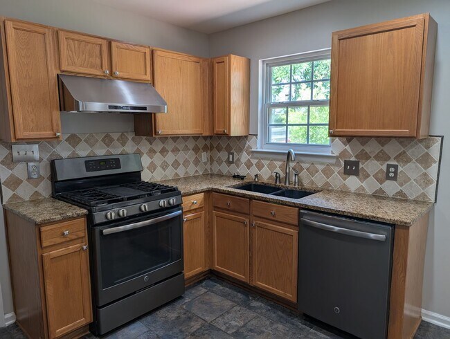 Foto del edificio - 9935 Redbud Tree Ct