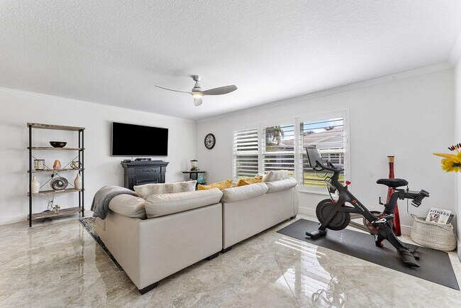 Foto del edificio - 5037 Lakefront Blvd