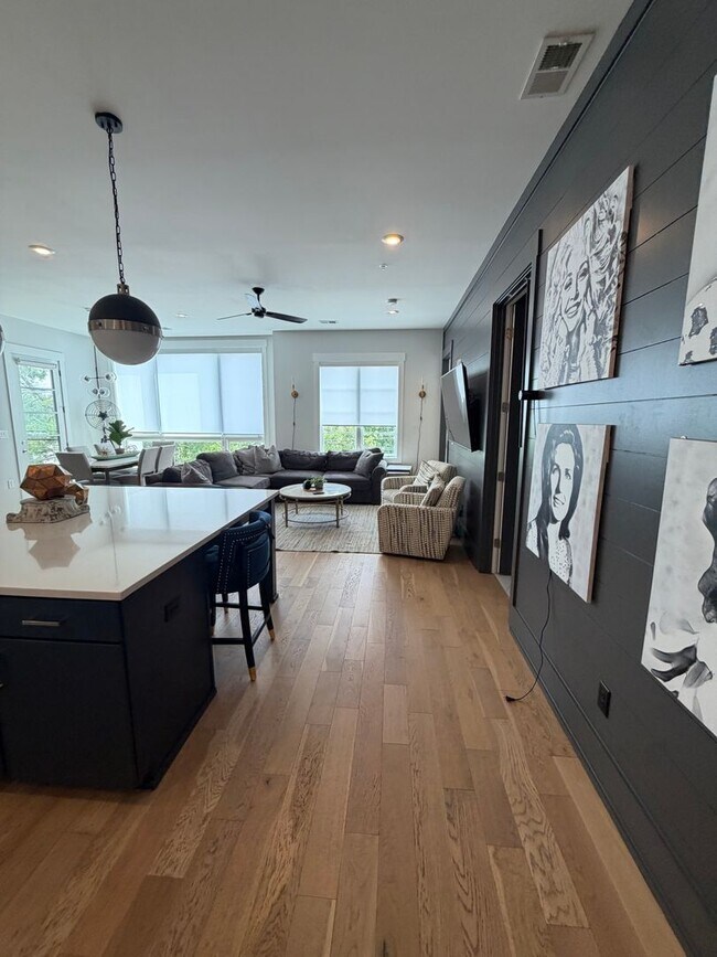 Foto del edificio - Stunning West End Nashville Condo - Available Now!