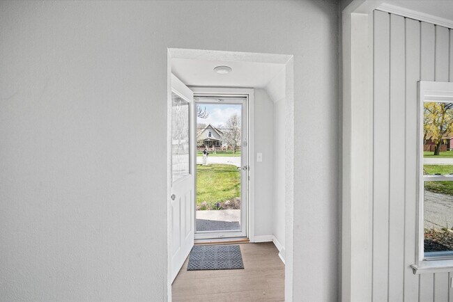 Building Photo - Beautifully updated home