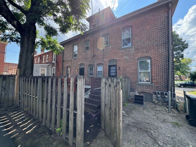 atrás - 1212 Dennison Ave
