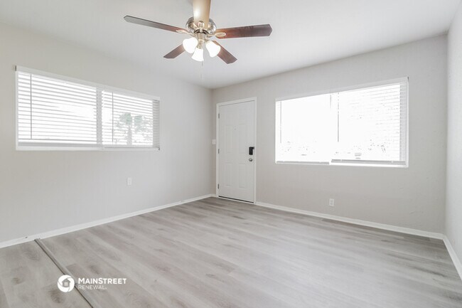 Building Photo - 2413 Bonneville Dr