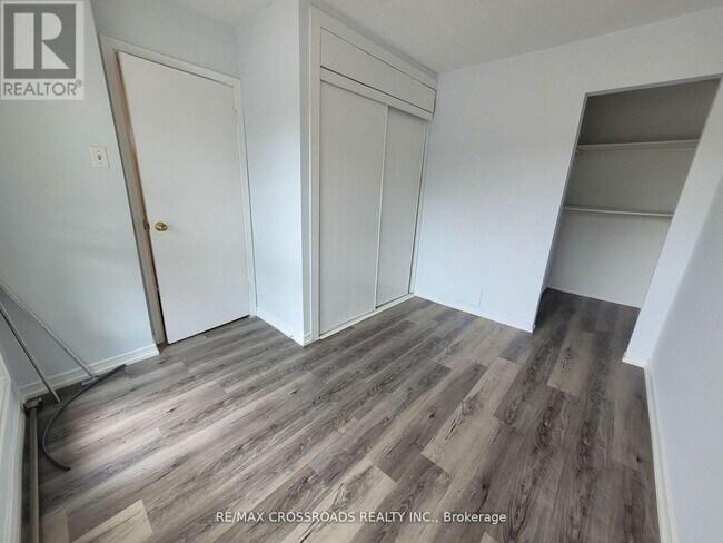 Photo du bâtiment - 124 Major Mackenzie Dr E