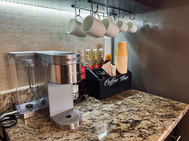 Estación de café + té con artículos de entrada. - 11116 Kensington Ave