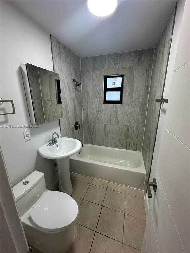 Foto del edificio - 1466 NE 135th St