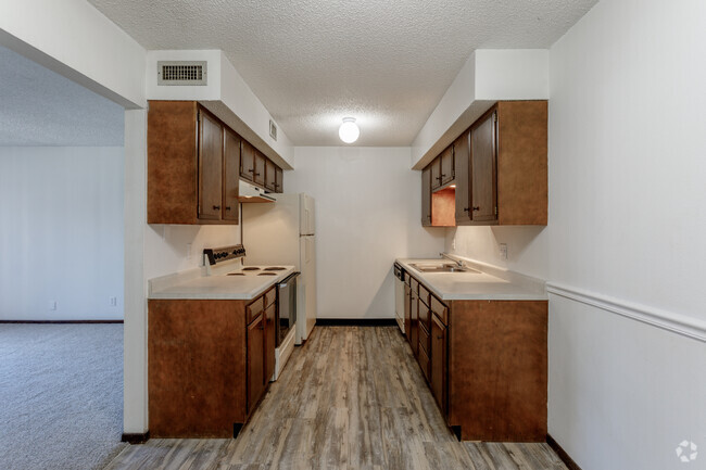 1BR, 1BA - 750 SF - White Lakes Plaza