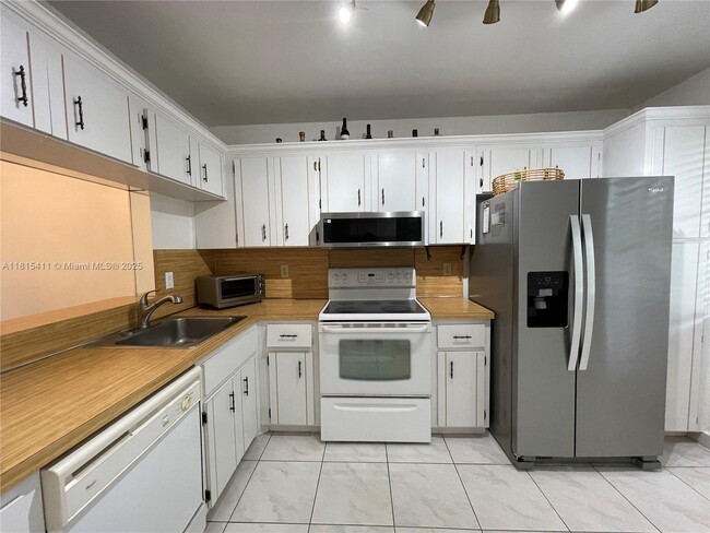 Building Photo - 3571 Inverrary Dr