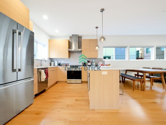 Building Photo - New Spacious 3 Bed 2.5 Bath Town home for Rent!