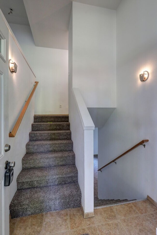 Foto del edificio - Charming 3 Bedroom Home Nestled Among the Trees in Bonney Lake – Spacious & Private