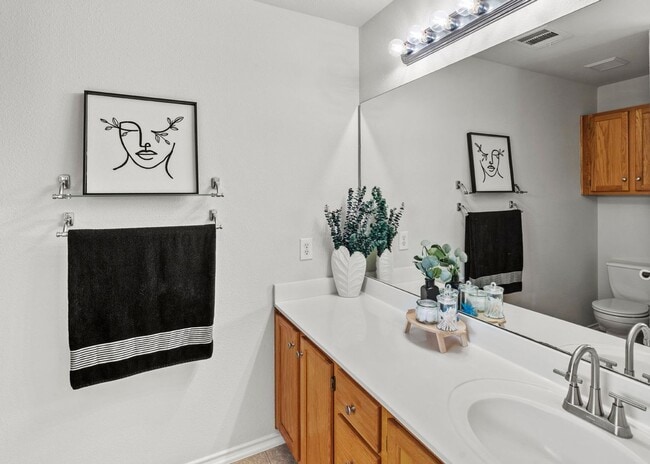 Building Photo - Charming 3-Bedroom Home in a Convenient Lo...
