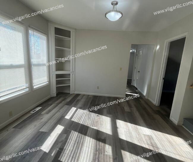 Foto del edificio - 3 Bedrooms • 1 Large Bathroom, Master suit...