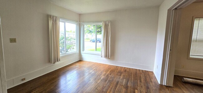 Building Photo - Adorable Two Bedroom Home