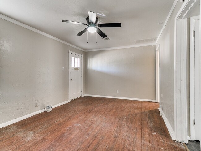 Foto del edificio - 220 E Jacobs Dr