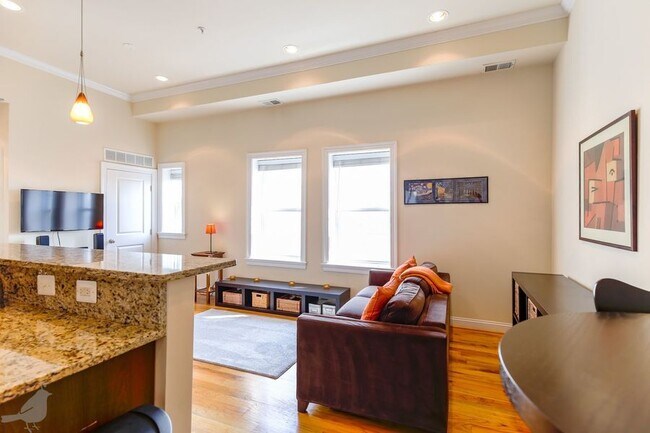 Foto del edificio - 739 Newton Pl NW