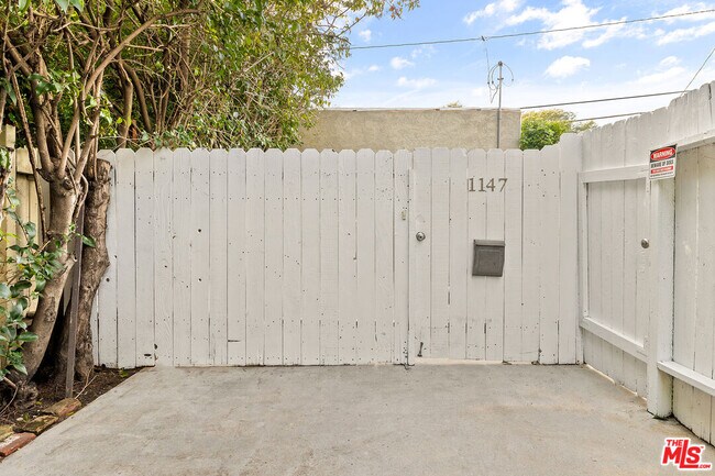 Building Photo - 1147 N Poinsettia Pl