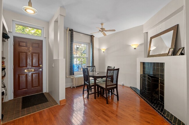 Foto del edificio - 1357 E St SE