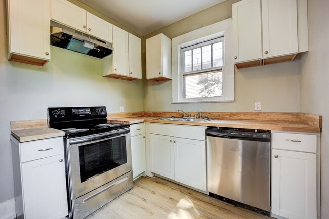 Building Photo - Freshly Updated 2 Bedroom House