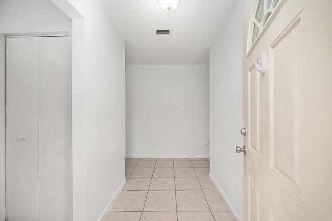 Building Photo - Spacious 3-Bedroom Home with Fireplace, Split Floor Plan & Screened Lanai in Southeast Ocala!