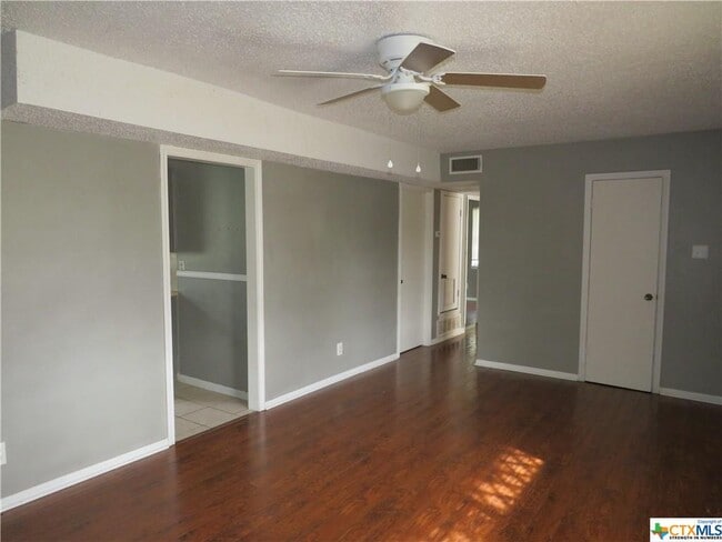 Building Photo - 703 Hub Dr