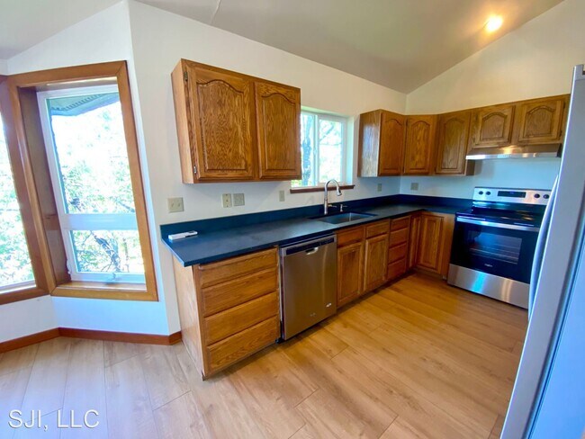 Foto del edificio - 2 br, 2 bath House - 720 Guard Street #4