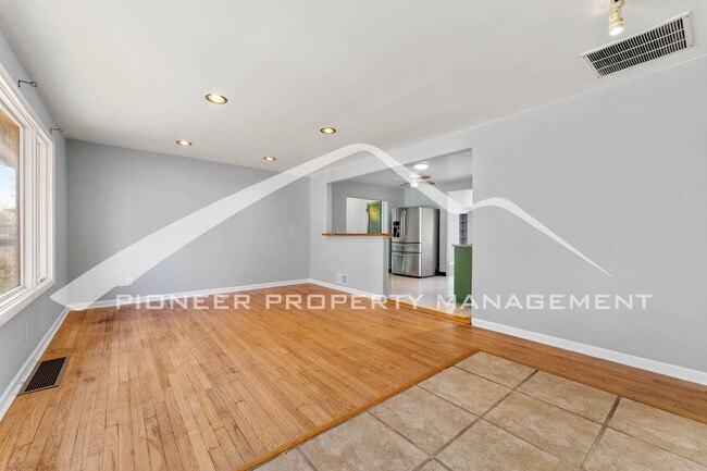 Building Photo - Charming Home with Washer/Dryer and Fenced...