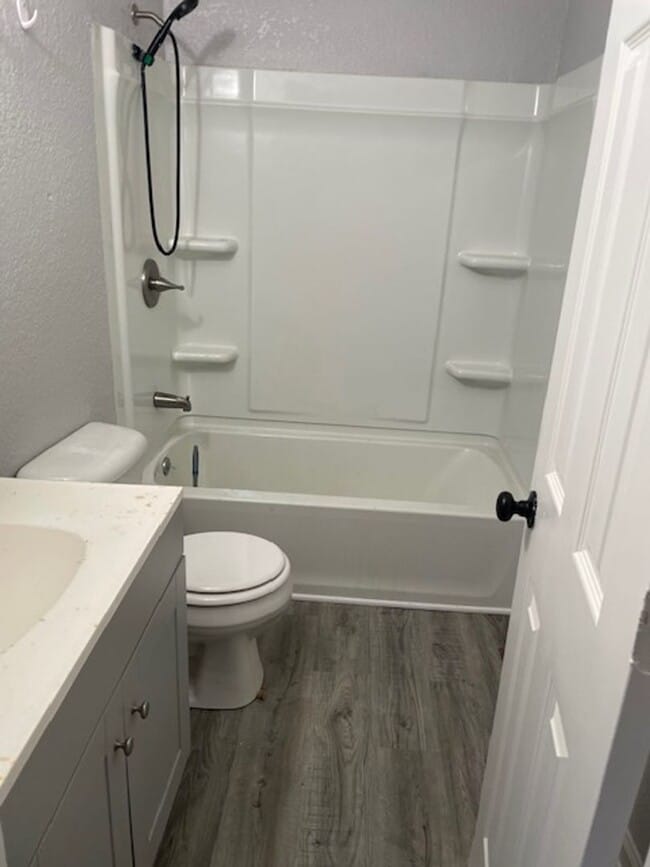 Building Photo - Updated 2-bedroom, 1-bathroom rental home located on Mossman Ave.