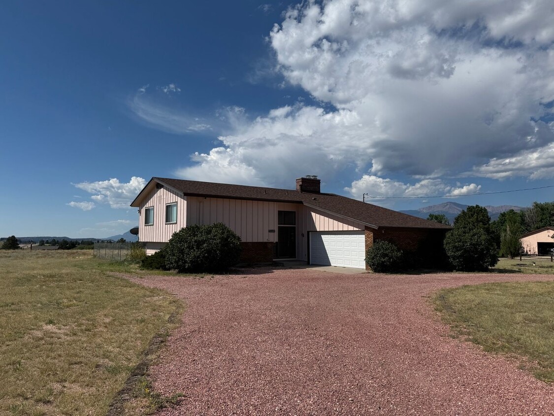 Foto principal - 5 bedroom, 3 bath, 2 car on acreage near t...