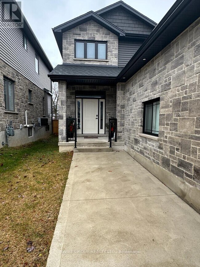 Photo du bâtiment - 1312 14th Ave E