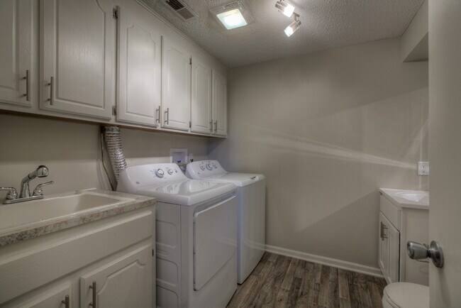 Foto del edificio - Convenient location! Side Split in Western Omaha.