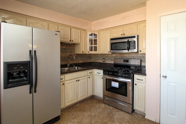 Building Photo - 2100 Solano Dr
