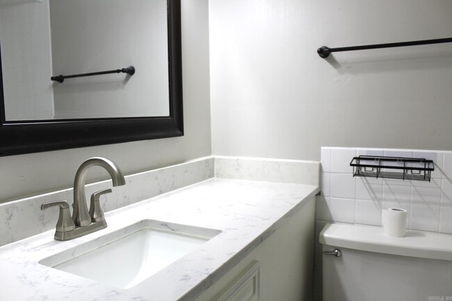 Foto del edificio - 1020 Kavanaugh Blvd