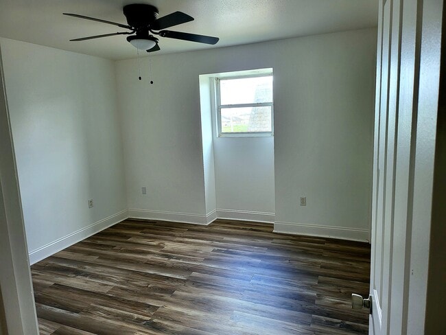 Building Photo - 3517 Golden Dr
