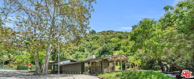 Foto del edificio - 3152 Mandeville Canyon Rd