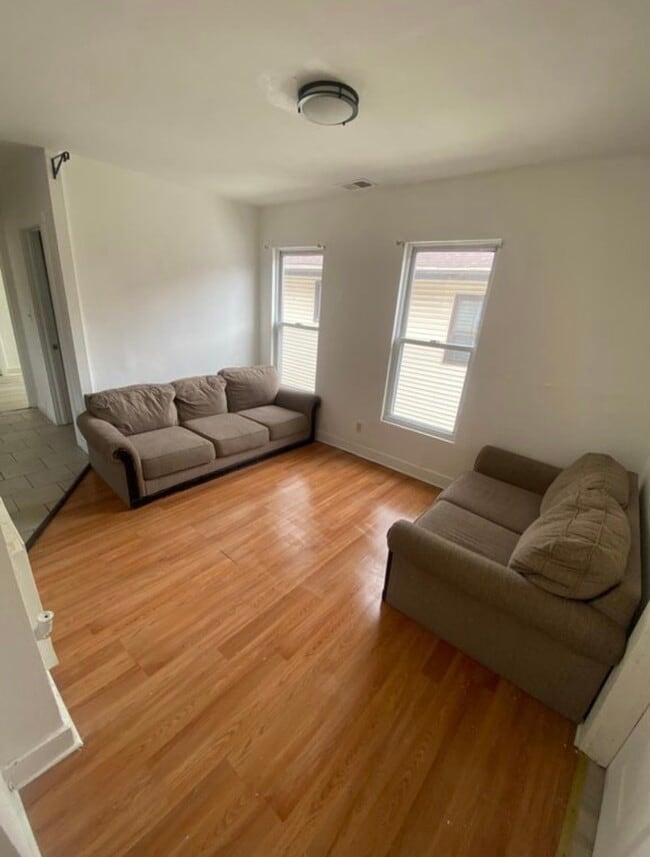 Building Photo - 27 Lilac St