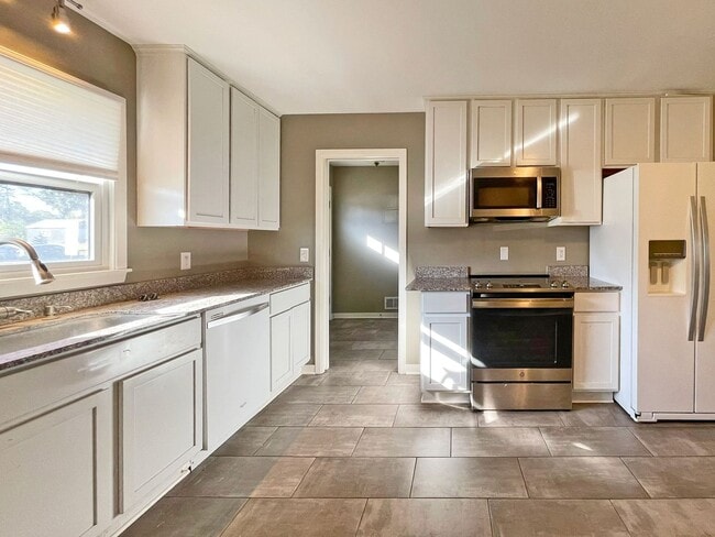 Building Photo - Spacious  **ACCESSIBLE** 4 Bedroom in Edin...